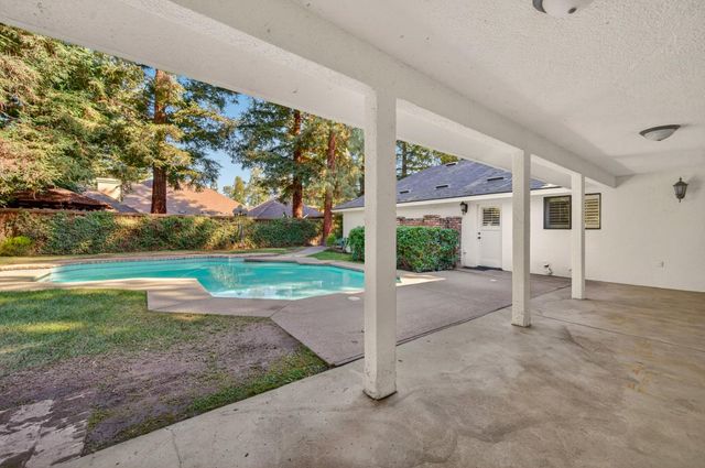 816 E Country View Circle, Fresno, CA 93730