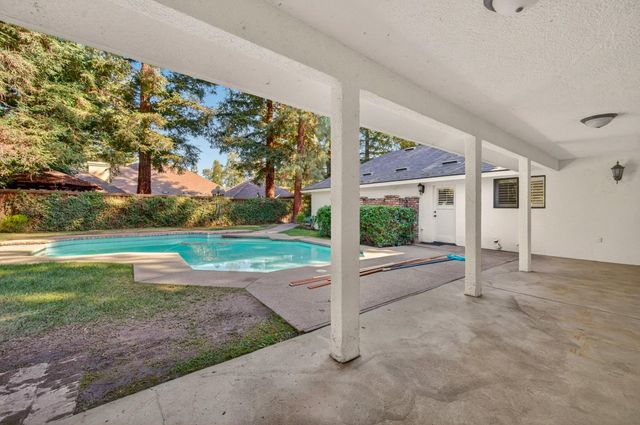 816 E Country View Circle, Fresno, CA 93730