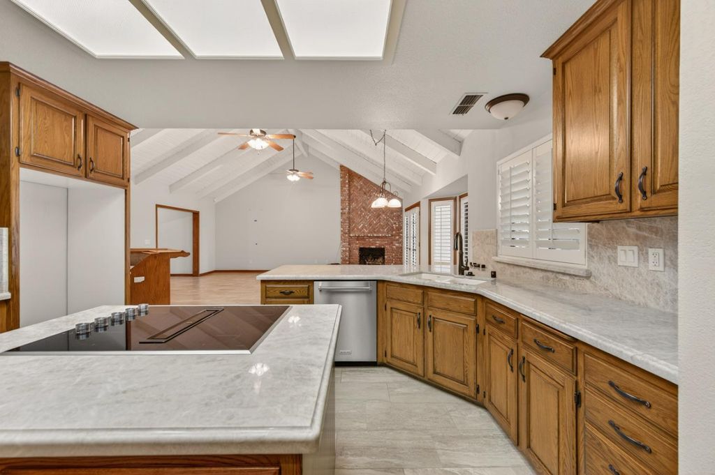 Image 11 of property listing at 816 E Country View Circle, Fresno, CA 93730