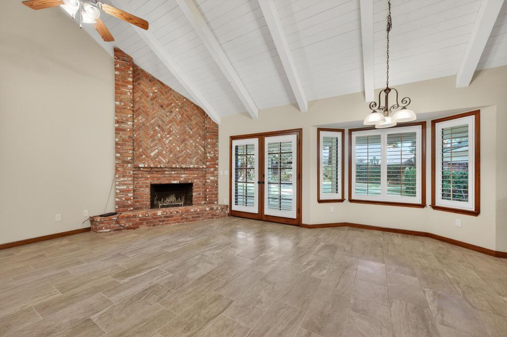 Image 14 of property listing at 816 E Country View Circle, Fresno, CA 93730