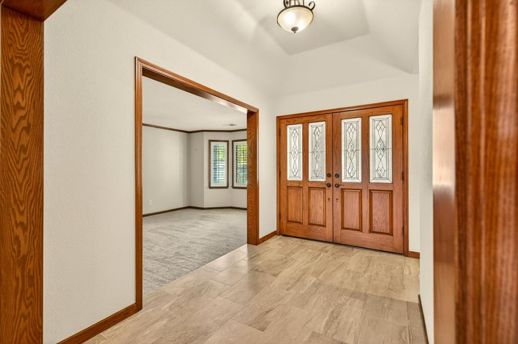 Image 16 of property listing at 816 E Country View Circle, Fresno, CA 93730