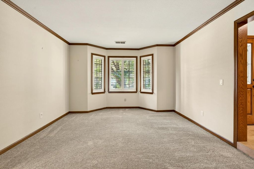 Image 17 of property listing at 816 E Country View Circle, Fresno, CA 93730