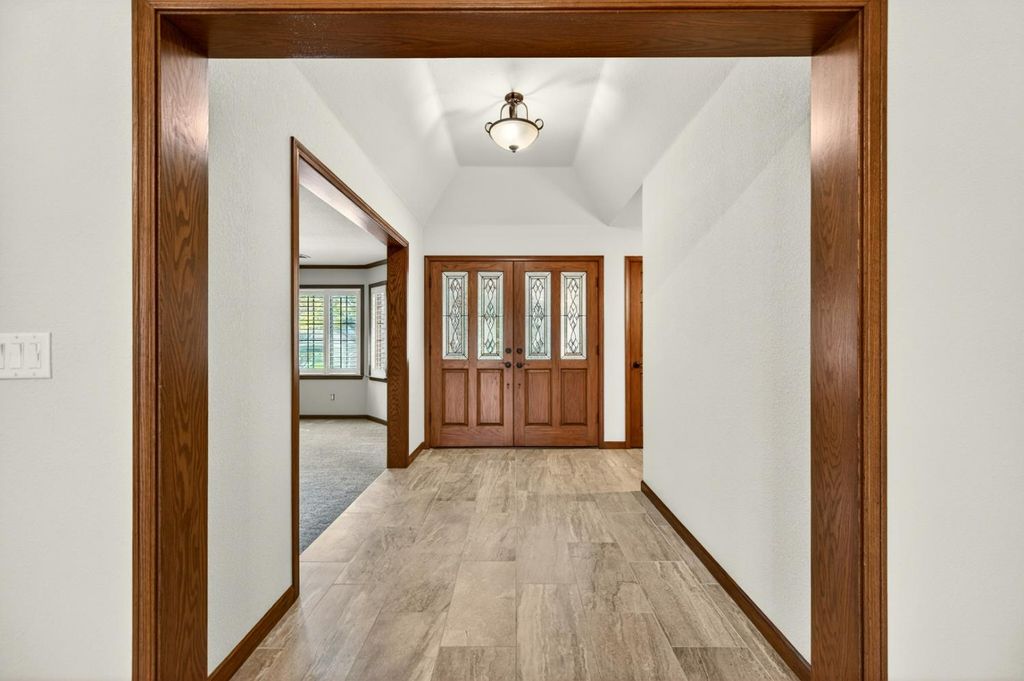 Image 24 of property listing at 816 E Country View Circle, Fresno, CA 93730