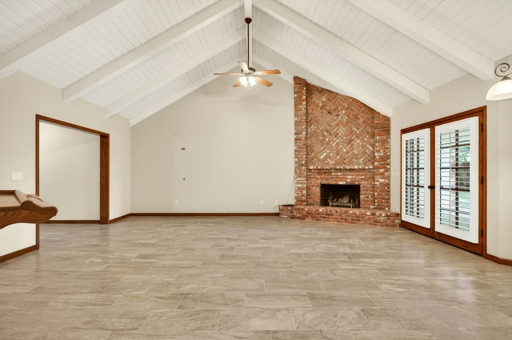 Image 26 of property listing at 816 E Country View Circle, Fresno, CA 93730