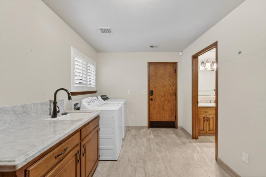 Image 32 of property listing at 816 E Country View Circle, Fresno, CA 93730