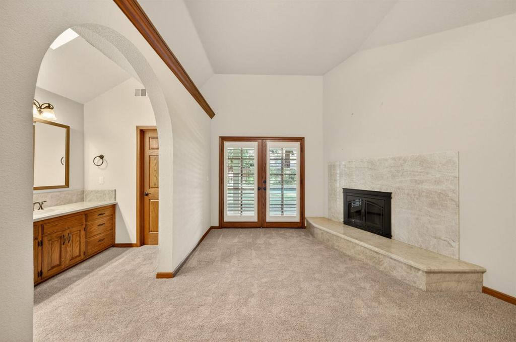 Image 39 of property listing at 816 E Country View Circle, Fresno, CA 93730