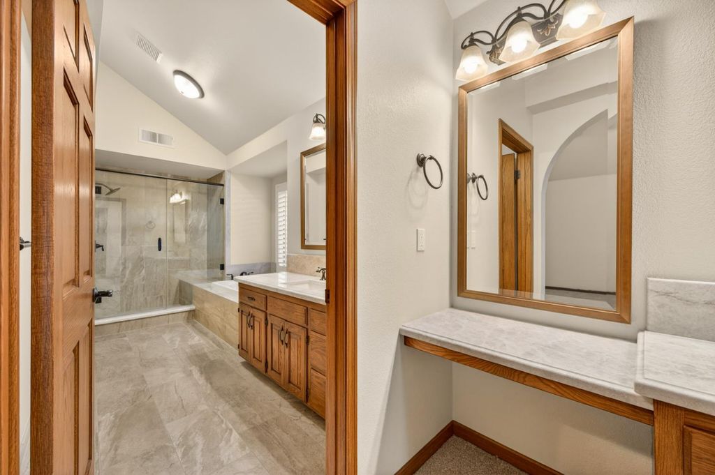 Image 41 of property listing at 816 E Country View Circle, Fresno, CA 93730