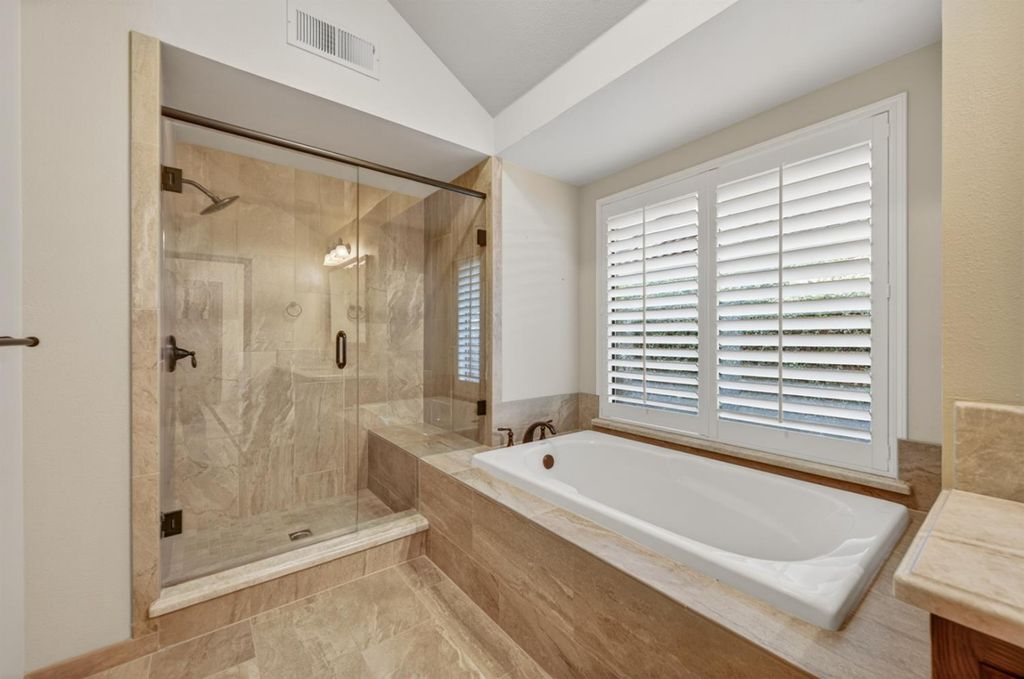 Image 43 of property listing at 816 E Country View Circle, Fresno, CA 93730