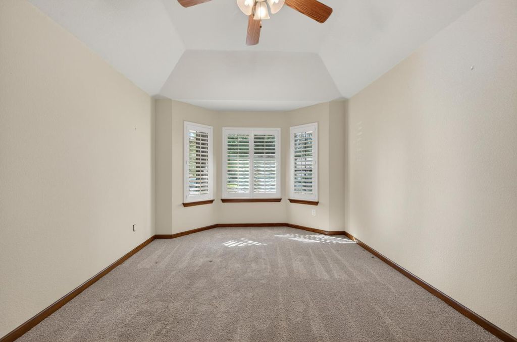 Image 46 of property listing at 816 E Country View Circle, Fresno, CA 93730