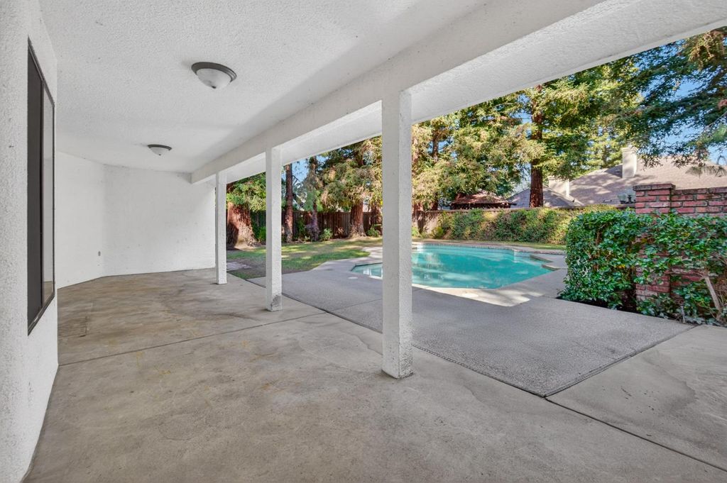 Image 66 of property listing at 816 E Country View Circle, Fresno, CA 93730