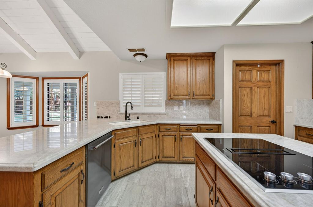 Image 7 of property listing at 816 E Country View Circle, Fresno, CA 93730