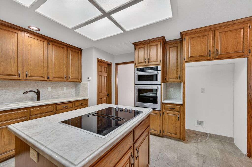 Image 9 of property listing at 816 E Country View Circle, Fresno, CA 93730