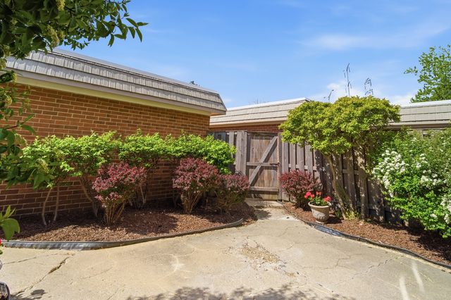 1490 Avignon Court, Highland Park, IL 60035