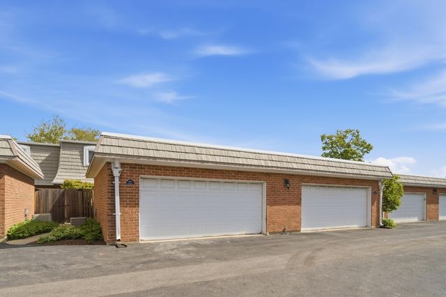 1490 Avignon Court, Highland Park, IL 60035