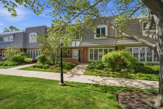 1490 Avignon Court, Highland Park, IL 60035