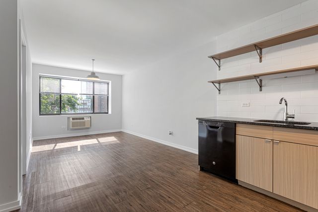 6134 N Kenmore Avenue 403, Chicago, IL 60660