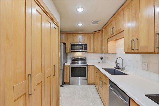 2409 Bering Drive 21, Houston, TX 77057