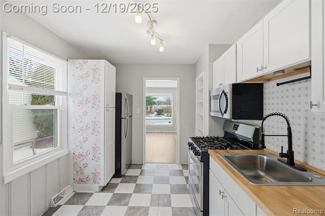 4654 Gloria Street, Wayne, MI 48184