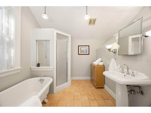 1516 Se PERSHING St, Portland, OR 97202