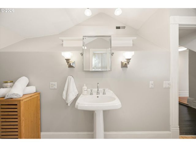 1516 Se PERSHING St, Portland, OR 97202