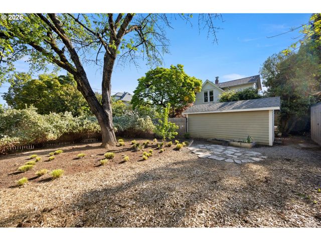 1516 Se PERSHING St, Portland, OR 97202