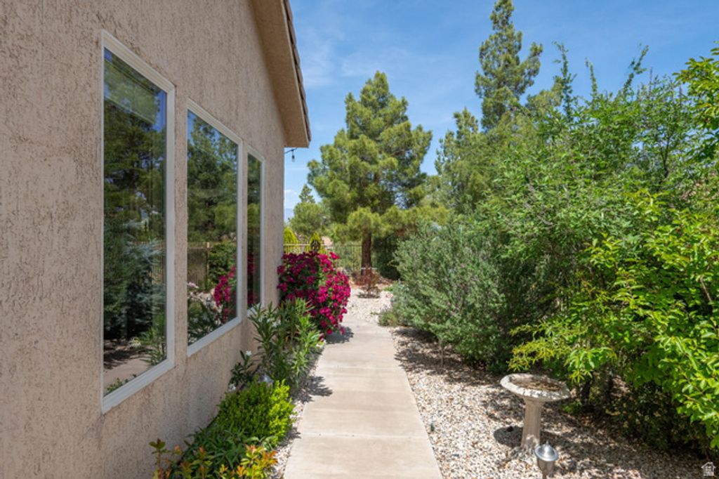 Image 36 of property listing at 4667 S WHISPER POINT DR, St. George, UT 84790