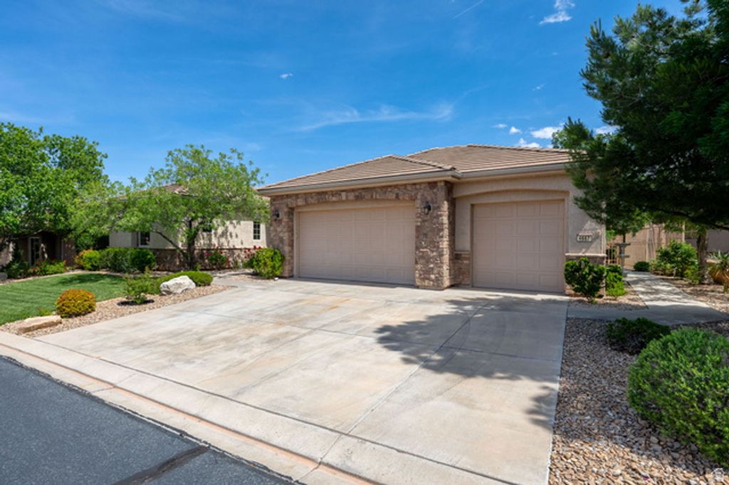 Image 5 of property listing at 4667 S WHISPER POINT DR, St. George, UT 84790