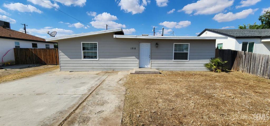 1218 Woodrow Avenue, Bakersfield, CA 93308