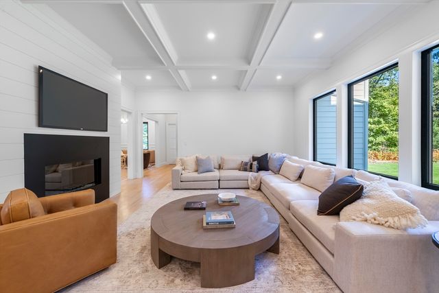 92 Hill St, Lexington, MA 02421