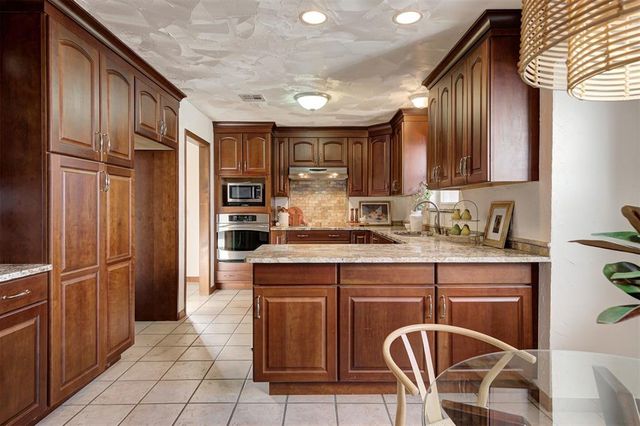 8037 Willow Creek Boulevard, Oklahoma City, OK 73162