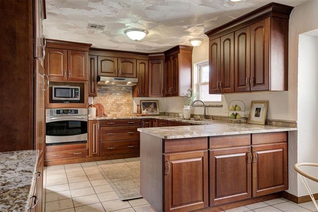 8037 Willow Creek Boulevard, Oklahoma City, OK 73162