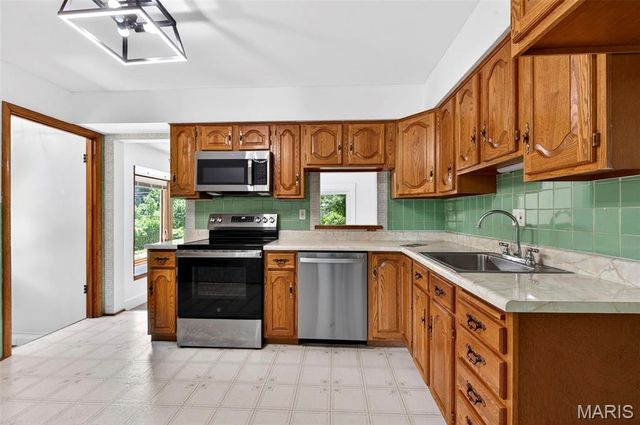 800 Crowder Drive, Florissant, MO 63031