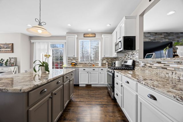 1863 Lake Bluff Lane, Pingree Grove, IL 60140