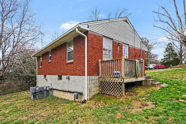 100 Oak Dr, Dickson, TN 37055