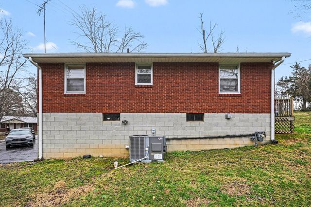 100 Oak Dr, Dickson, TN 37055