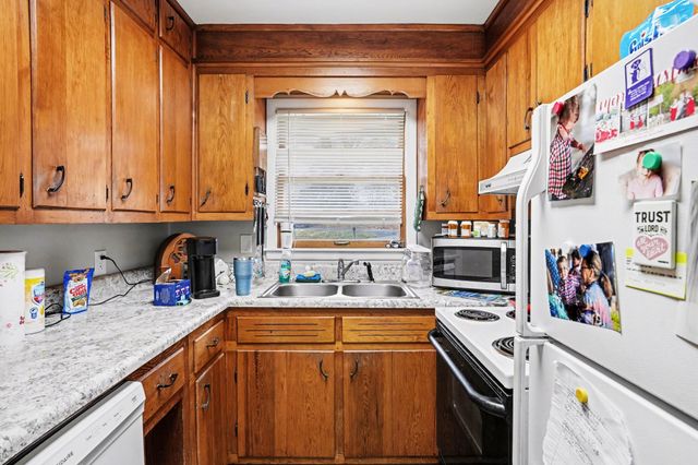 100 Oak Dr, Dickson, TN 37055