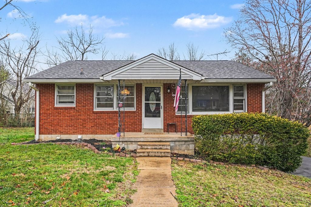 100 Oak Dr, Dickson, TN 37055