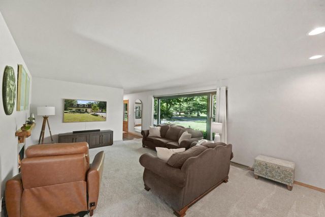 N8104 LaSalle CIRCLE, Oconomowoc, WI 53066