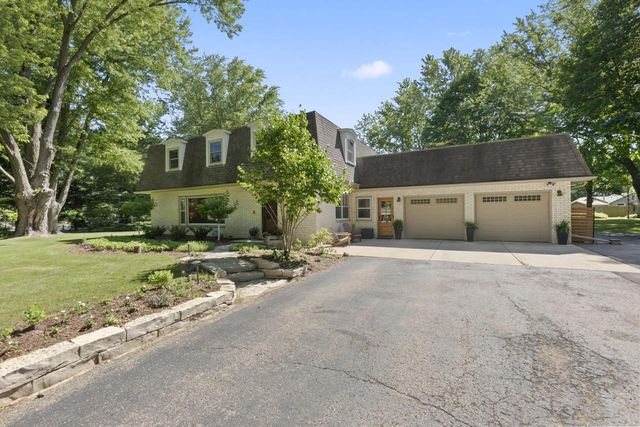 N8104 LaSalle CIRCLE, Oconomowoc, WI 53066