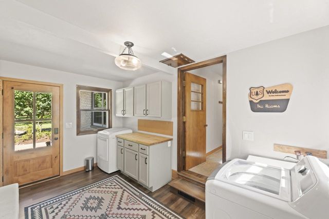 N8104 LaSalle CIRCLE, Oconomowoc, WI 53066