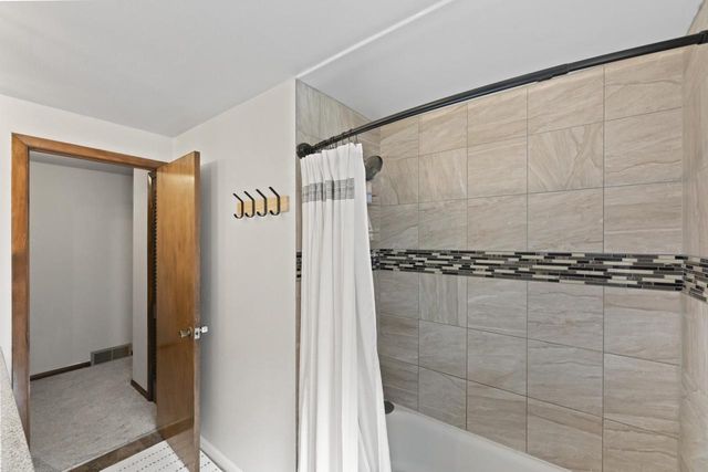 N8104 LaSalle CIRCLE, Oconomowoc, WI 53066