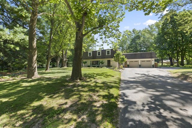 N8104 LaSalle CIRCLE, Oconomowoc, WI 53066