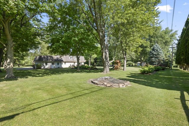 N8104 LaSalle CIRCLE, Oconomowoc, WI 53066