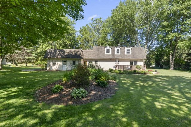 N8104 LaSalle CIRCLE, Oconomowoc, WI 53066