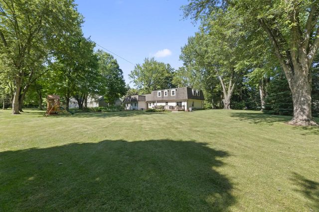 N8104 LaSalle CIRCLE, Oconomowoc, WI 53066