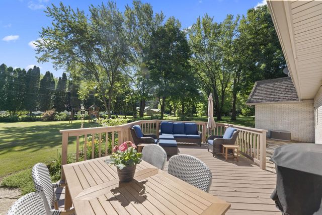 N8104 LaSalle CIRCLE, Oconomowoc, WI 53066