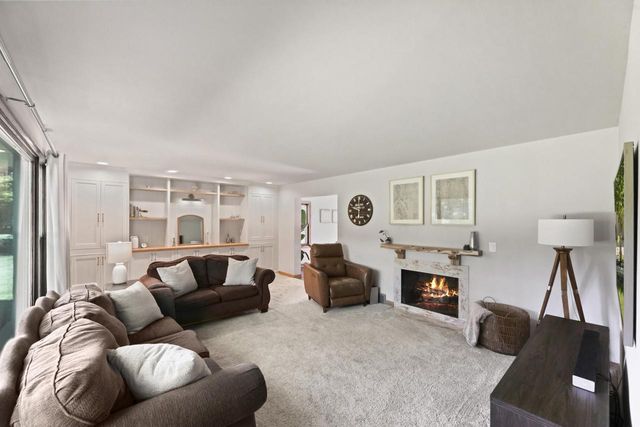 N8104 LaSalle CIRCLE, Oconomowoc, WI 53066