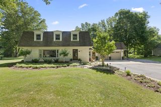 N8104 LaSalle CIRCLE, Oconomowoc, WI 53066