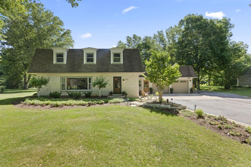 N8104 LaSalle CIRCLE, Oconomowoc, WI 53066