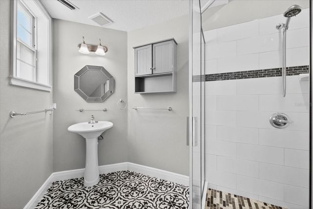 8914 N LYNN AVENUE, Tampa, FL 33604